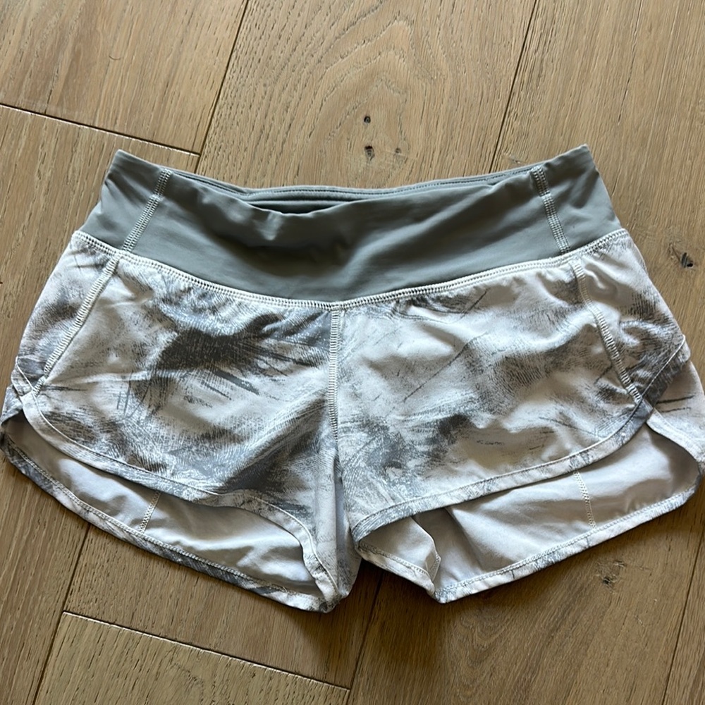 LULULEMON speed up 2.5” shorts size 2